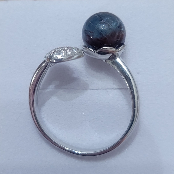 Elegant Silver and Blue Gemstone Ring - Picture 1 of 3